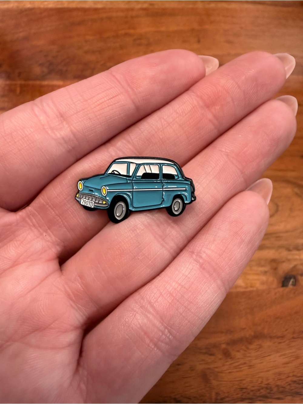 Harry Potter inspired Flying Blue Vintage Car Enamel Brooch - Unbranded